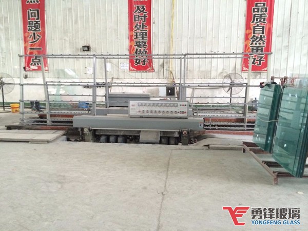 勇鋒鋼化玻璃生產(chǎn)設備：直邊機